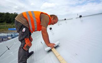 Precision is absolute priority when sealing the shear barriers. The shear barriers are being sealed